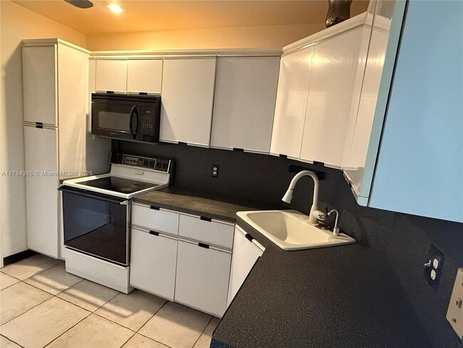 Building Photo - 9001 Jacaranda Ln