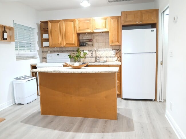 Building Photo - 1137 NE 9th Ave