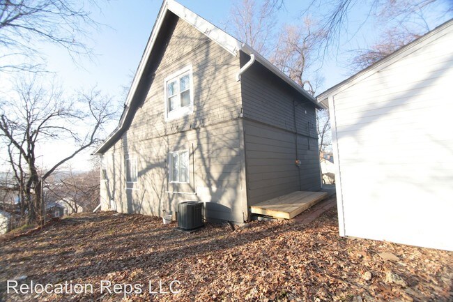 Building Photo - 4 br, 1 bath House - 616 E 6th St