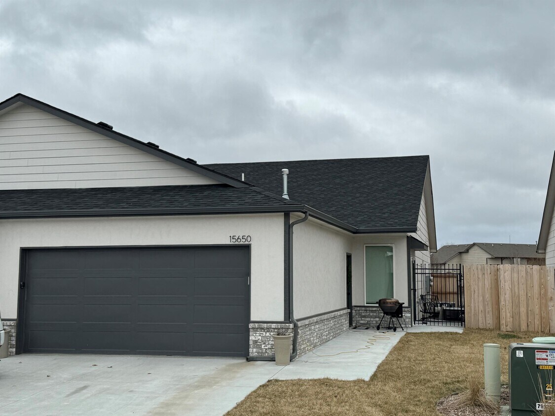 Primary Photo - 15650 E 21st Ct N
