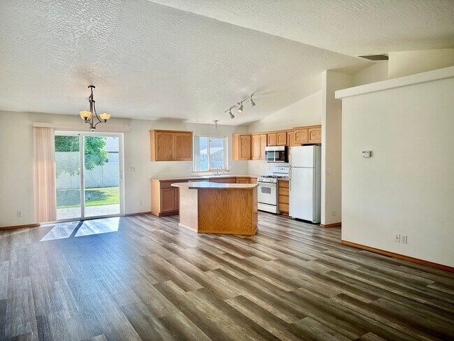 Building Photo - 3 bedroom home with expansive fenced backy...