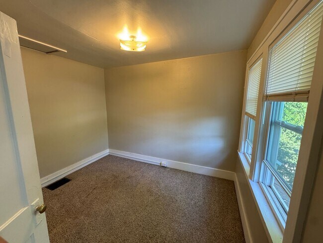 Foto del edificio - Close to Downtown! Includes washer and dryer