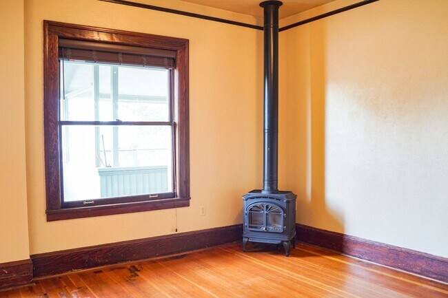 Foto del edificio - Spacious Vintage 1-Bed with Exposed Brick,...