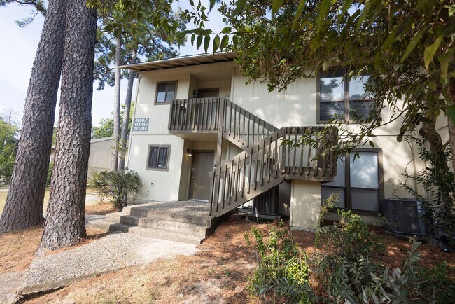 Building Photo - 15919 Golf Club Dr