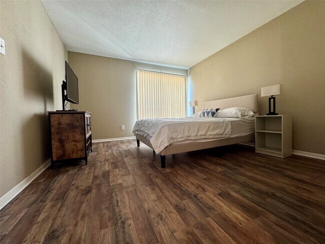 Building Photo - 2824 S Bartell Dr