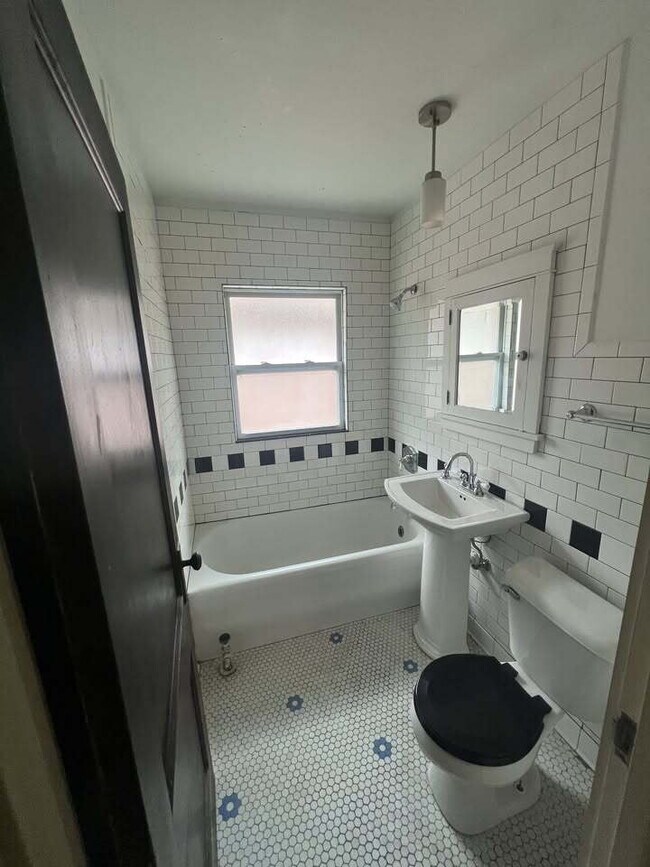 Foto del edificio - 1 Br / 1 Ba Historical Apartment in a Beau...