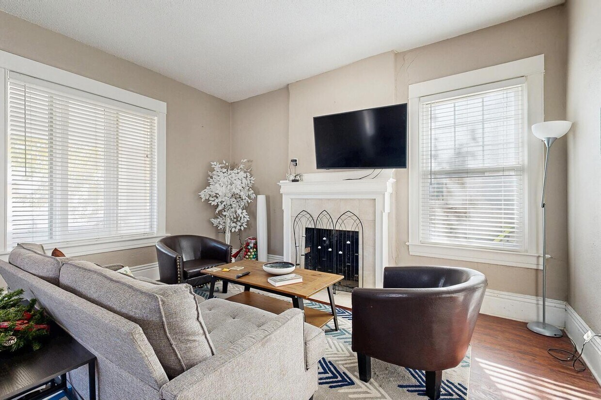 Primary Photo - 3516 Baltimore Ave