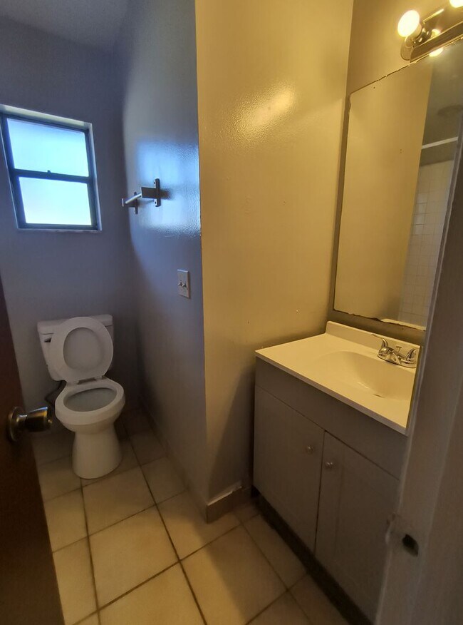 Foto del edificio - Spacious 3-Bedroom 2 Bathroom Apartment for Rent!