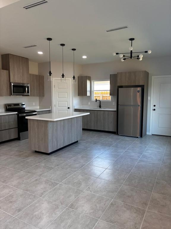 Building Photo - 608 N Alexandrite Ave