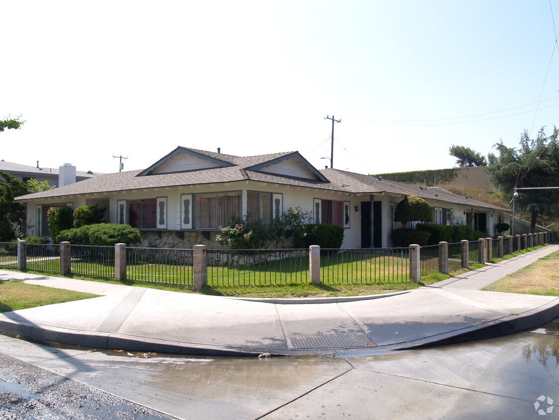 Primary Photo - 1418 N Acacia St