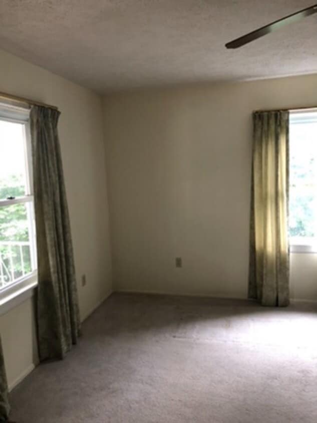 Living room - 956 Bedford St