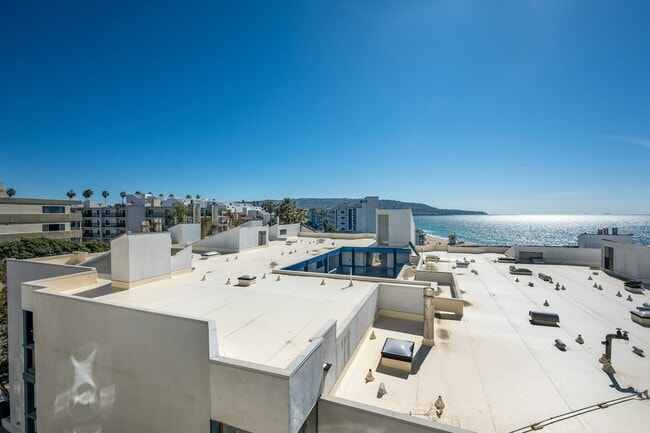 Building Photo - 565 Esplanade