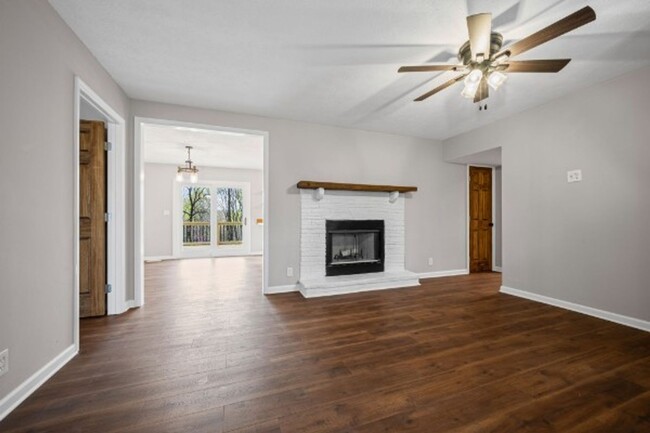 Building Photo - Country Living on 5 Acres