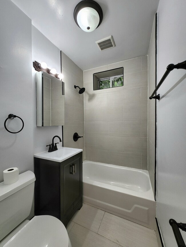 Building Photo - Gorgeous Updated Gold Coast Studio - SS Ap...