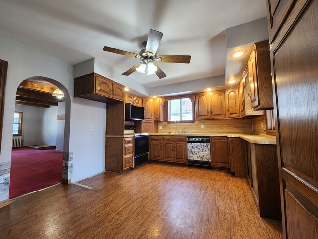 Building Photo - 11 Lewis St