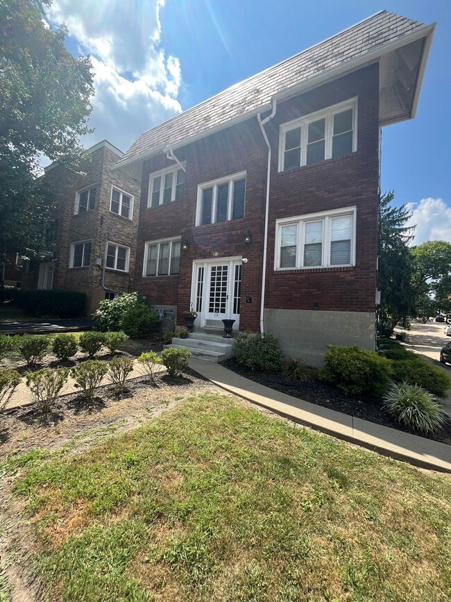Building Photo - 15 N Meadowcroft Ave