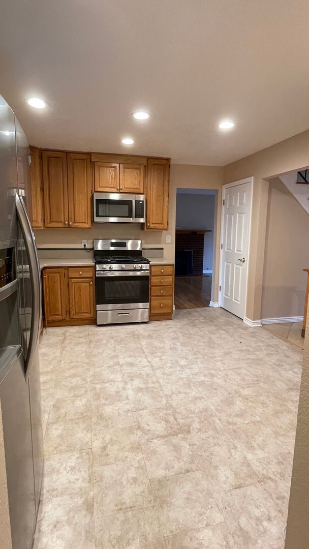 Building Photo - Spacious 4-Bedroom with Mountain Views & U...