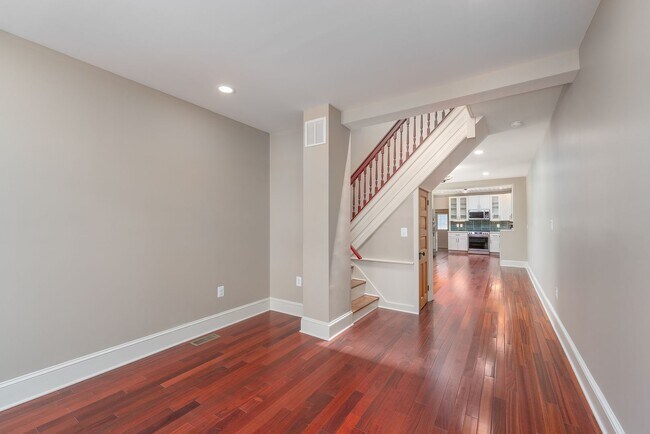 Foto del edificio - 3-Bedroom, 1.5 Bathroom Townhouse in Heart of Hampden