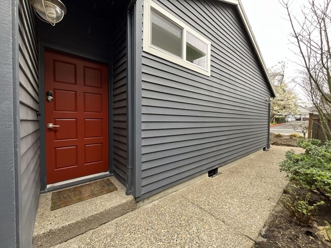 Building Photo - Stunning Lake Oswego Home with Outdoor Retreat, Vaulted Ceilings & Walk-In Closet
