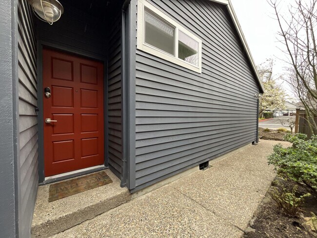 Foto del edificio - Stunning Lake Oswego Home with Outdoor Retreat, Vaulted Ceilings & Walk-In Closet