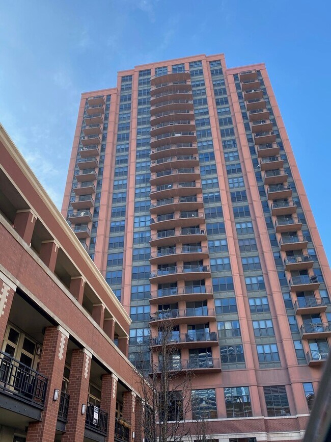 Foto del edificio - 330 N Jefferson St