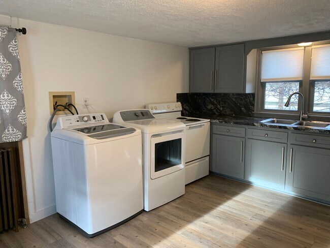 Foto del edificio - Charming 2-Bedroom, 1-Bath Single-Family H...