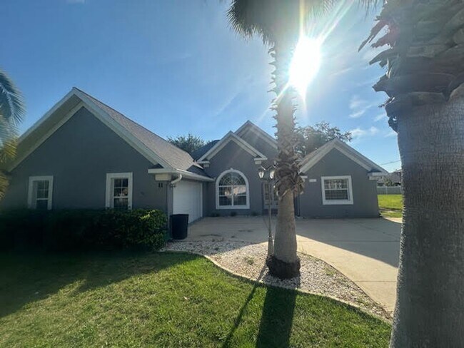 Building Photo - Pool home for rent !