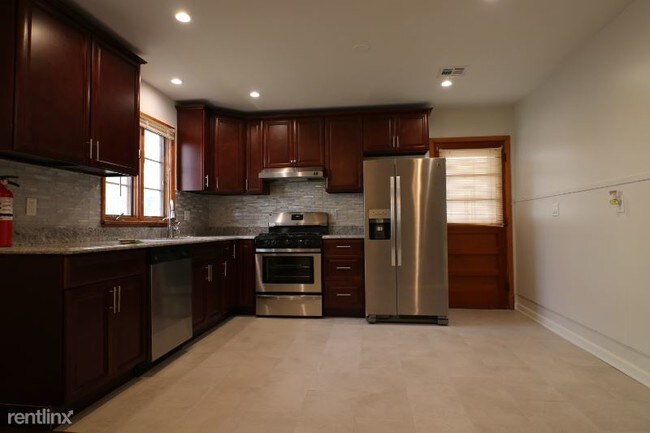 Building Photo - 3 br, 1 bath Apartment - 70 Haverhill