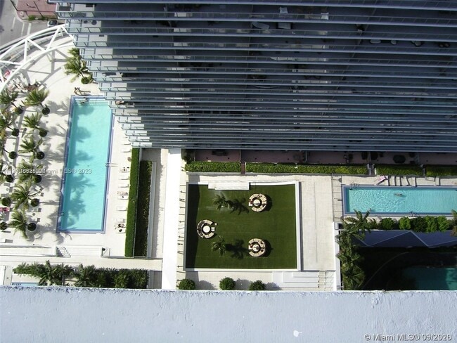 Building Photo - 1111 SW 1st Ave