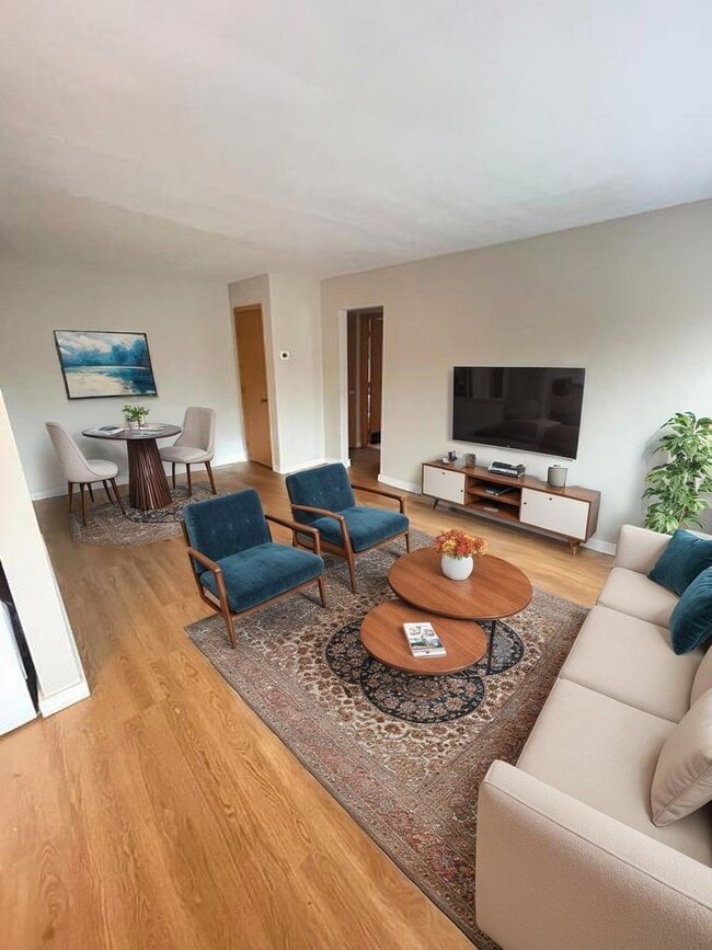 Building Photo - Available Now! - 1 Bed 1 Bath Apartment