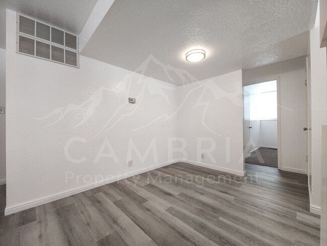 Building Photo - Cozy Updated 2 BR 1BA Condo in West Valley