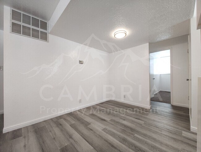 Foto del edificio - Cozy Updated 2 BR 1BA Condo in West Valley
