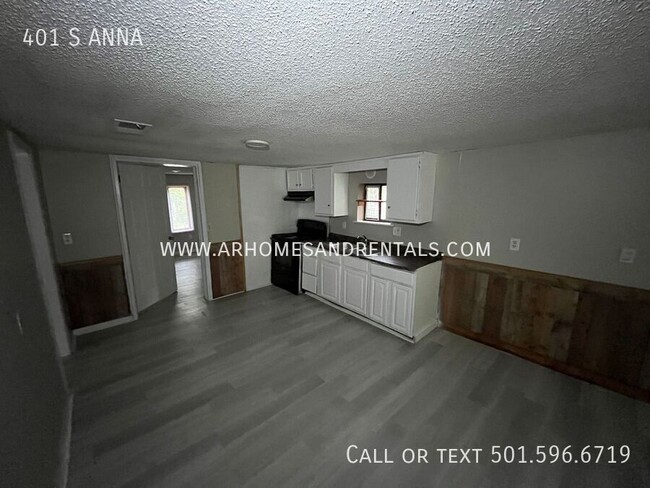 Building Photo - 401 S ANNA-