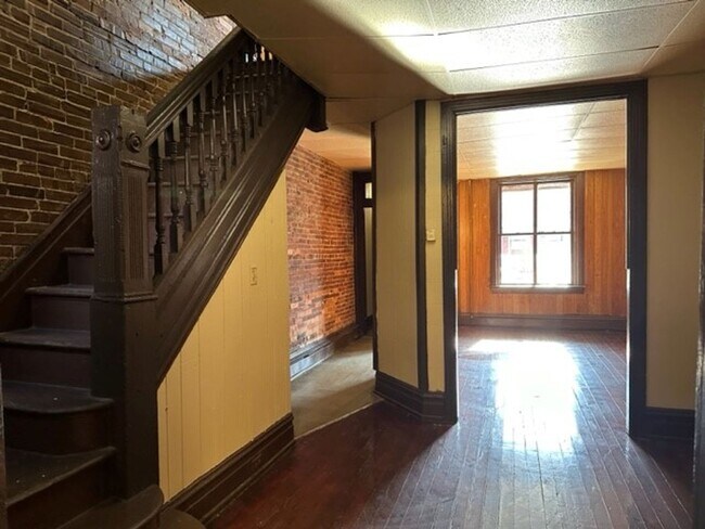 Building Photo - Welcome to this spacious 5-bedroom, 1-bath...