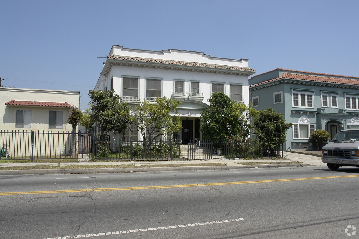Primary Photo - 620 N Wilton Pl