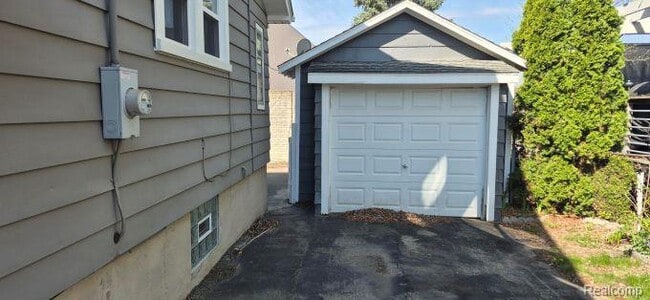 Building Photo - 830 Knowles St