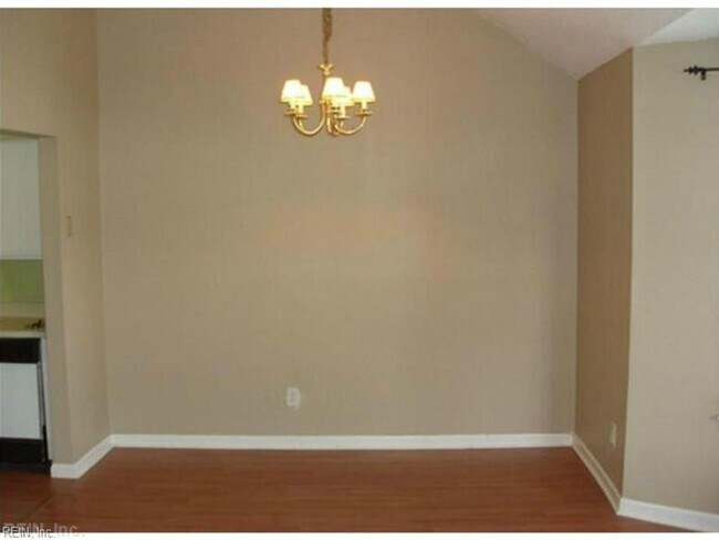 Foto del edificio - FOR RENT PRINCESS ANNE GARDENS!!