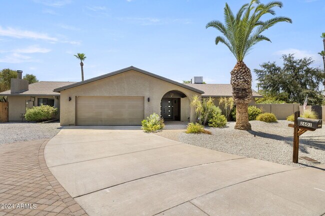 Building Photo - 2601 E Sahuaro Dr