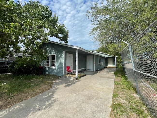 Building Photo - (5% Medical Monthly Discount) 1/2 off first months rent-Section 8 voucher Accepted-Charming 2 Bed...