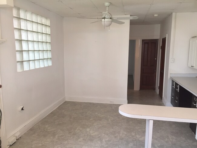 Building Photo - 1st Floor Apartment on the Avenues! A/C, Y...