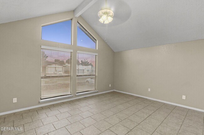 Foto del edificio - 621 Hempstead Dr