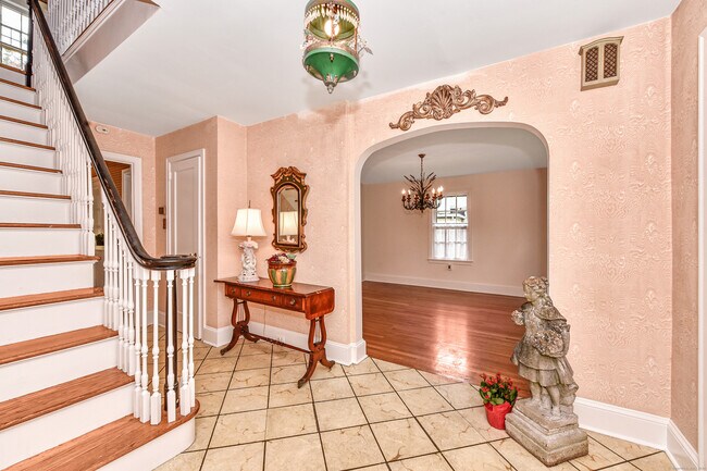 Building Photo - 61 Villa Ave
