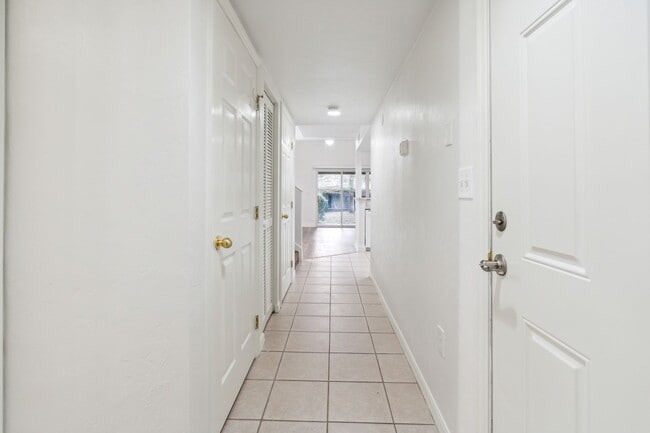 Building Photo - Townhome in Woods Edge!