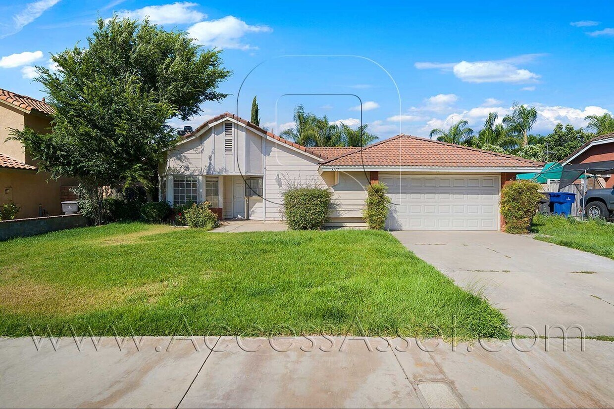Foto principal - Charming 3 Bed/2 Bath Home In Highly Desir...