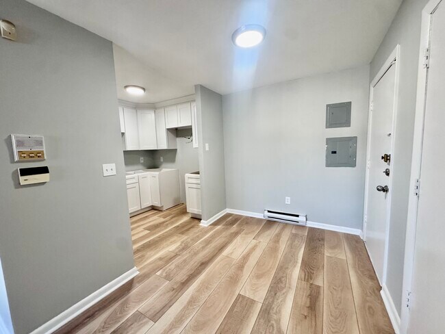 Building Photo - 837 River St