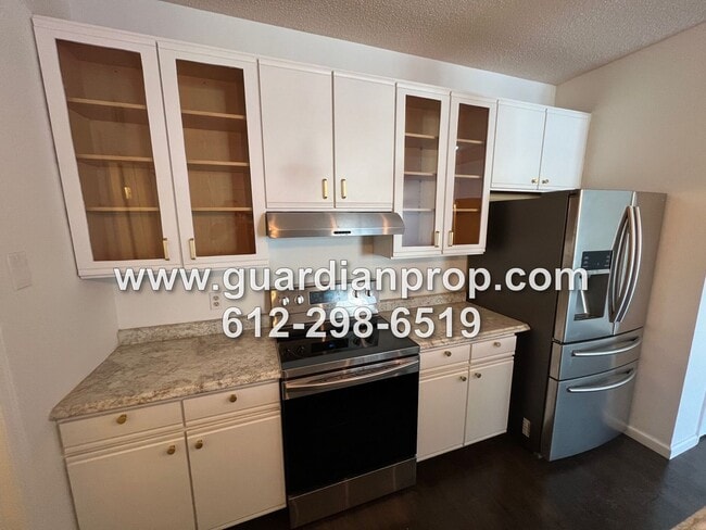 Building Photo - Woodbury Townhouse Available November 1, U...
