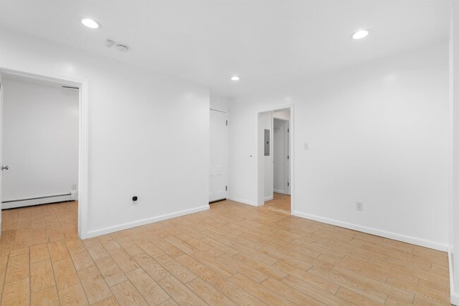 Building Photo - 324 70th St