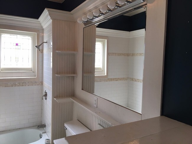 Building Photo - Historic 2/1 in Sylvan Park!