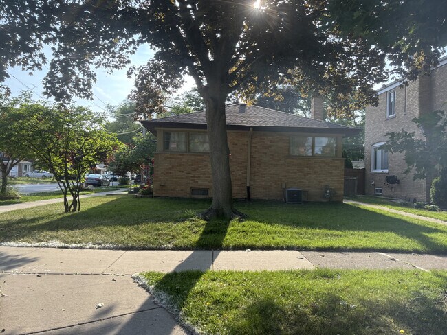 Foto del edificio - 8700 Central Ave