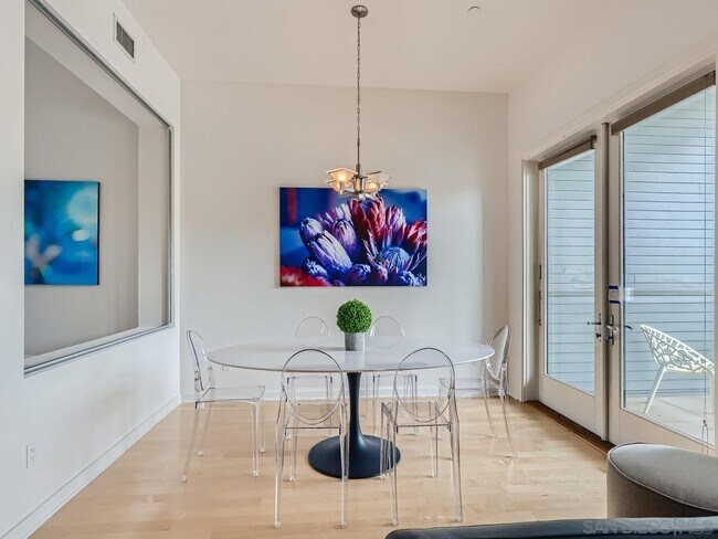 Building Photo - 5490 La Jolla Blvd